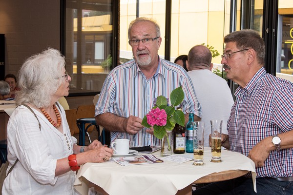 Hermann Luce im Gespräch mit Gästen.