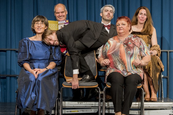 Loriot 2 (Konzertbesuch) mit (vorn v.l.) Marika Kotulla, Aaron Heiß, Karin Schwarz; (hinten v.l.) Hugo Boecker, Marc Neumeister und Anke Windgassen. Foto: AWI