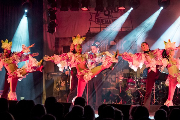 Die kubanische Show "Pasion de Buena Vista" begeisterte das Publikum im Ennepetaler Leo Theater. Foto: Andreas Winkelsträter