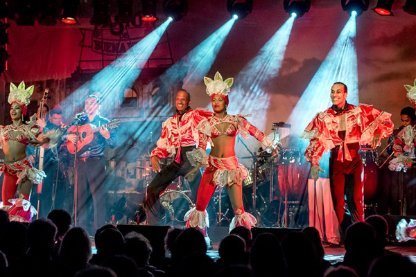 Die kubanische Show "Pasion de Buena Vista" begeisterte das Publikum im Ennepetaler Leo Theater. Foto: Andreas Winkelsträter