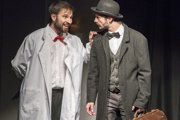 "Sherlock Holmes und der Hund der Baskervilles" feiert am Freitag, 18. März, 20 Uhr, die Premiere im Leo Theater. Im Bild (v.l.) Marc Neumeister (Sherlock Holmes); lars Dickel (Dr. Watson) und Robin Schmale (Henry Baskervilles). Foto: AWi