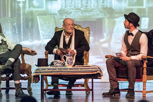 "Sherlock Holmes und der Hund der Baskervilles" feiert am Freitag, 18. März, 20 Uhr, die Premiere im Leo Theater. Im Bild (v.l.) Marc Neumeister (Sherlock Holmes); lars Dickel (Dr. Watson) und Robin Schmale (Henry Baskervilles). Foto: AWi