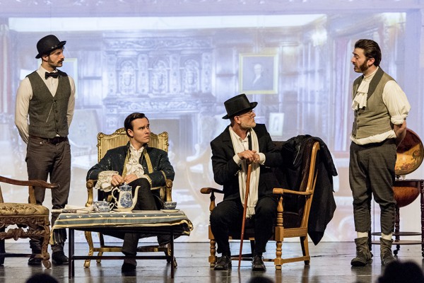 "Sherlock Holmes und der Hund der Baskervilles" feiert am Freitag, 18. März, 20 Uhr, die Premiere im Leo Theater. Im Bild (v.l.) Marc Neumeister (Sherlock Holmes); lars Dickel (Dr. Watson) und Robin Schmale (Henry Baskervilles). Foto: AWi