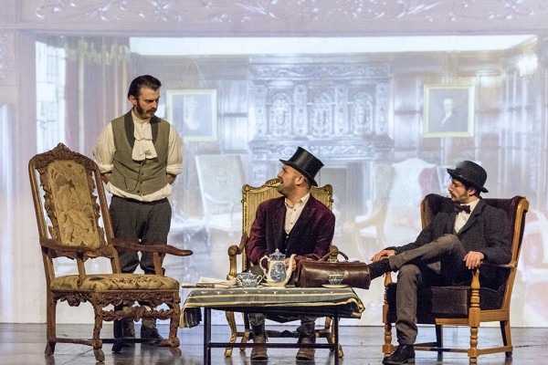 "Sherlock Holmes und der Hund der Baskervilles" feiert am Freitag, 18. März, 20 Uhr, die Premiere im Leo Theater. Im Bild (v.l.) Marc Neumeister (Sherlock Holmes); lars Dickel (Dr. Watson) und Robin Schmale (Henry Baskervilles). Foto: AWi