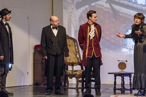 "Sherlock Holmes und der Hund der Baskervilles" feiert am Freitag, 18. März, 20 Uhr, die Premiere im Leo Theater. Im Bild (v.l.) Marc Neumeister (Sherlock Holmes); lars Dickel (Dr. Watson) und Robin Schmale (Henry Baskervilles). Foto: AWi