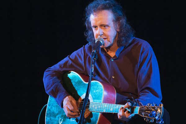 Donovan am 17. April 2016 auf seiner „Retrospective - Fifty Year Celebration“-Tour im Leo Theater. Foto: AWi