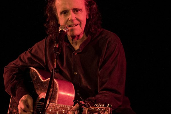 Donovan am 17. April 2016 auf seiner „Retrospective - Fifty Year Celebration“-Tour im Leo Theater. Foto: AWi