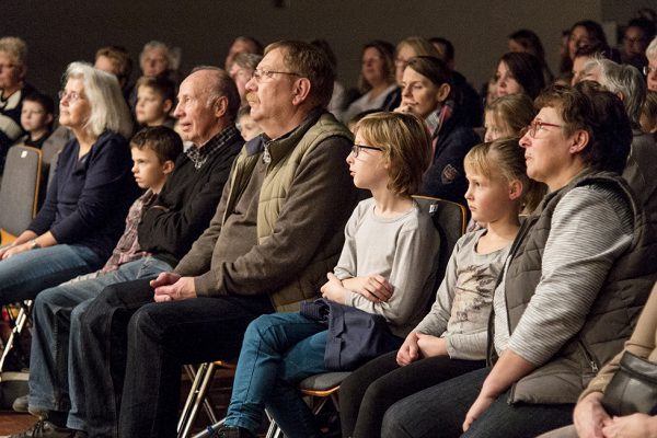 "Meister Edre und sein Pumuckl" im LEO Theater mit Swantje Riechers, Frank Paßmann, Carola Schmidt, Andre Bornhöft, Karin Schwarz, Hugo Boecker und Marika Kotulla. Foto: AWi