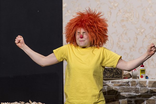 "Meister Edre und sein Pumuckl" im LEO Theater mit Swantje Riechers, Frank Paßmann, Carola Schmidt, Andre Bornhöft, Karin Schwarz, Hugo Boecker und Marika Kotulla. Foto: AWi