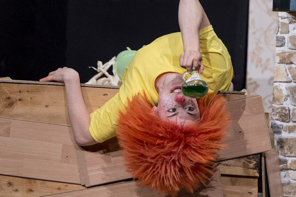 "Meister Edre und sein Pumuckl" im LEO Theater mit Swantje Riechers, Frank Paßmann, Carola Schmidt, Andre Bornhöft, Karin Schwarz, Hugo Boecker und Marika Kotulla. Foto: AWi