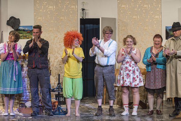 "Meister Edre und sein Pumuckl" im LEO Theater mit Swantje Riechers, Frank Paßmann, Carola Schmidt, Andre Bornhöft, Karin Schwarz, Hugo Boecker und Marika Kotulla. Foto: AWi