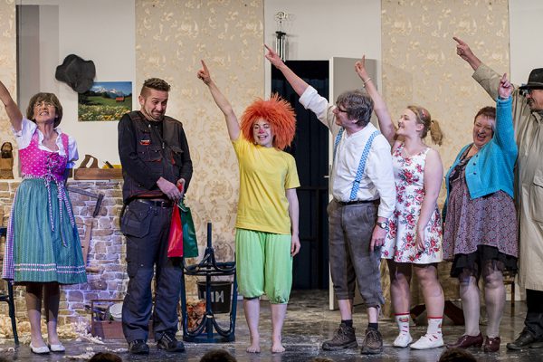 "Meister Edre und sein Pumuckl" im LEO Theater mit Swantje Riechers, Frank Paßmann, Carola Schmidt, Andre Bornhöft, Karin Schwarz, Hugo Boecker und Marika Kotulla. Foto: AWi