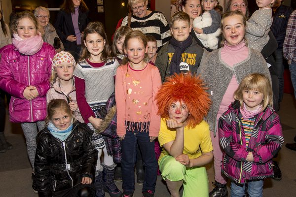 "Meister Edre und sein Pumuckl" im LEO Theater mit Swantje Riechers, Frank Paßmann, Carola Schmidt, Andre Bornhöft, Karin Schwarz, Hugo Boecker und Marika Kotulla. Foto: AWi