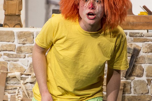 "Meister Edre und sein Pumuckl" im LEO Theater mit Swantje Riechers, Frank Paßmann, Carola Schmidt, Andre Bornhöft, Karin Schwarz, Hugo Boecker und Marika Kotulla. Foto: AWi