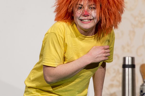 "Meister Edre und sein Pumuckl" im LEO Theater mit Swantje Riechers, Frank Paßmann, Carola Schmidt, Andre Bornhöft, Karin Schwarz, Hugo Boecker und Marika Kotulla. Foto: AWi