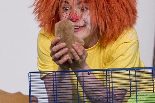 "Meister Edre und sein Pumuckl" im LEO Theater mit Swantje Riechers, Frank Paßmann, Carola Schmidt, Andre Bornhöft, Karin Schwarz, Hugo Boecker und Marika Kotulla. Foto: AWi